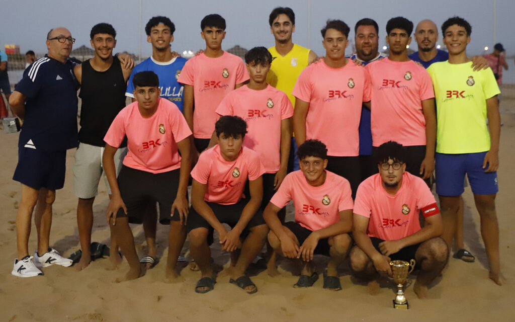 Equipo juvenil de la Peña Real Madrid en la final de fútbol playa