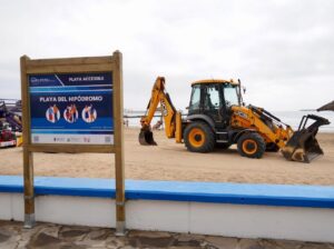Maquinaria en la playa del Hipódromo en Melilla