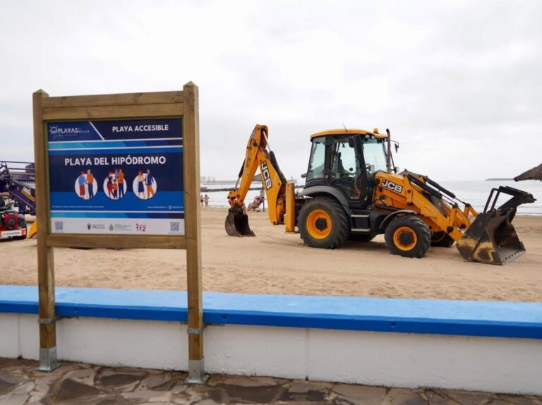 Maquinaria en la playa del Hipódromo en Melilla