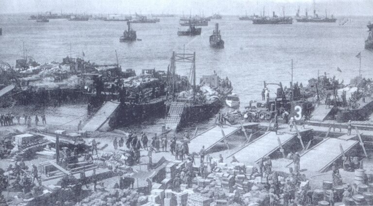 Vista histórica de la playa de Morro Nuevo durante el desembarco de Alhucemas en 1925.