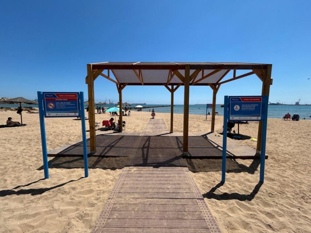 Acceso adaptado en playa de Melilla para personas con diversidad funcional