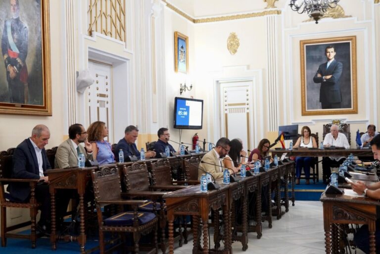 Reunión del pleno de la Asamblea de Melilla con representantes políticos