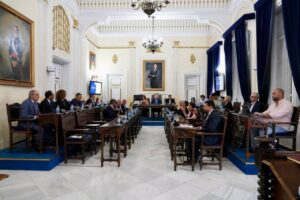 Reunión del Pleno de Control en la Asamblea de Melilla con varios políticos presentes
