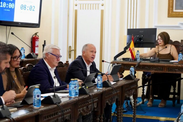 Reunión del Pleno de Control del Gobierno de Melilla con varios participantes