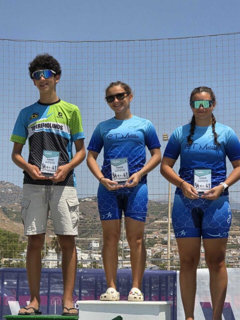 Tres triatletas en el podio del XII Acuatlón Villa de Torrox
