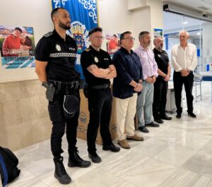 Miembros de la Policía Local en una campaña de recogida de alimentos
