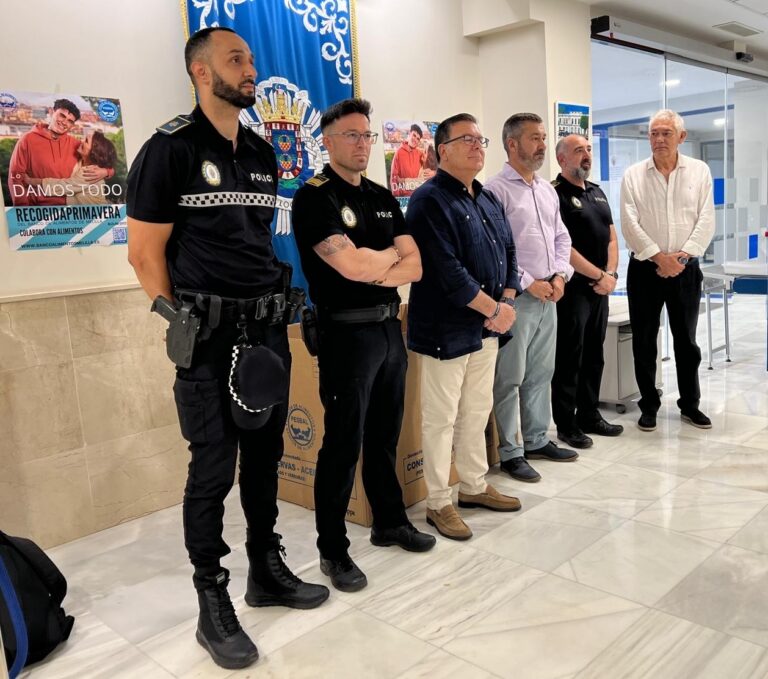 Miembros de la Policía Local en una campaña de recogida de alimentos