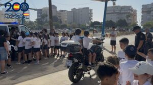Niños interactuando con la Policía Nacional en un evento educativo en Melilla
