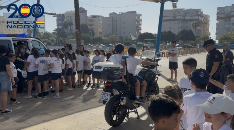 Niños interactuando con la Policía Nacional en un evento educativo en Melilla