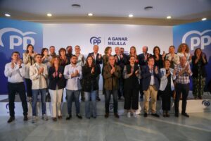 Miembros del PP en un evento en Melilla aplaudiendo