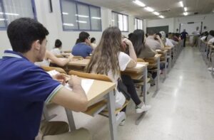 Estudiantes en aula durante examen de Selectividad, concentrados en sus tareas.