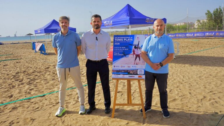 Tres hombres en la playa de San Lorenzo durante el torneo de tenis playa
