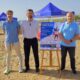 Tres hombres en la playa de San Lorenzo durante el torneo de tenis playa