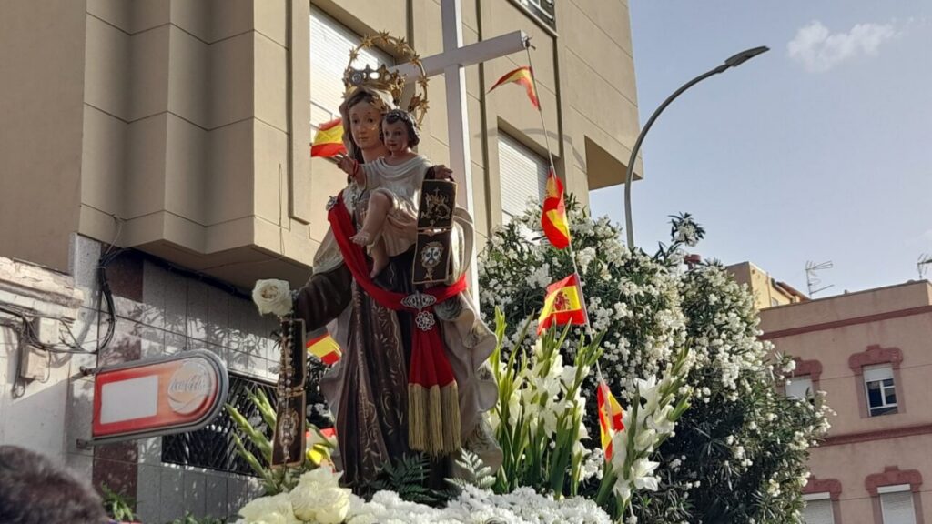 Imagen de la Virgen del Carmen en procesión marinera en Melilla