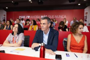 Reunión del PSOE con miembros del partido en un ambiente de trabajo