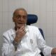 El doctor Eduardo Alberto Triguboff Ginsberg en su consulta médica