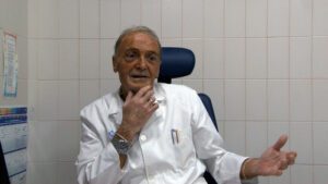 El doctor Eduardo Alberto Triguboff Ginsberg en su consulta médica