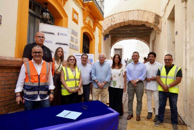Grupo de personas en la Casa del Manco durante la rehabilitación de fachadas