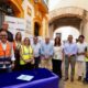 Grupo de personas en la Casa del Manco durante la rehabilitación de fachadas