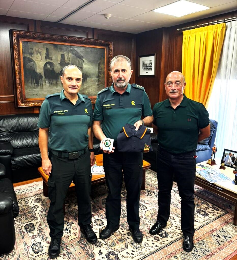 Tres miembros de la Guardia Civil en una reunión con uniforme y recuerdos