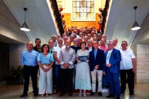 Grupo de personas en el Ayuntamiento de Gijón durante un reencuentro