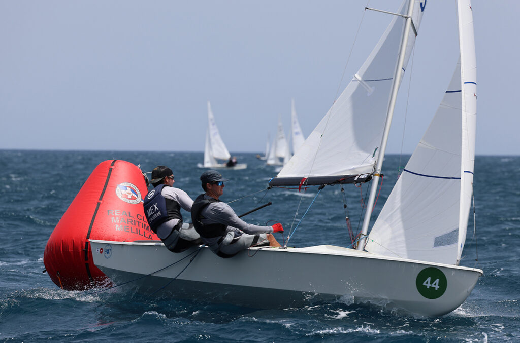 Dos regatistas en un velero compitiendo en el mar