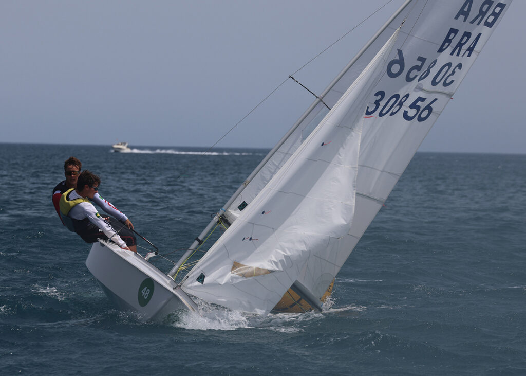 Dos regatistas navegando en una embarcación durante una competición de vela