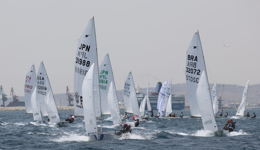 Veleros compitiendo en una regata con viento fuerte