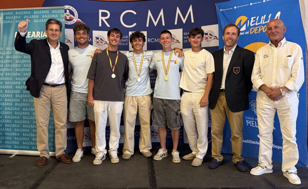 Regatistas del Club de Mar de Almería recibiendo trofeos en Melilla