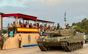 Desfile del Regimiento de Caballería Alcántara en Melilla con un tanque
