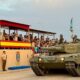 Desfile del Regimiento de Caballería Alcántara en Melilla con un tanque
