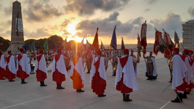 Soldados del Grupo de Regulares número 52 en una parada militar al atardecer