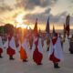 Soldados del Grupo de Regulares número 52 en una parada militar al atardecer