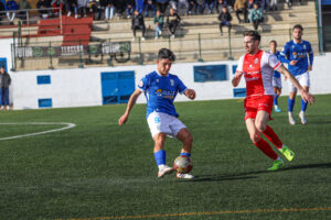 Alberto Rodríguez jugando al fútbol con la camiseta de la U.D. Melilla