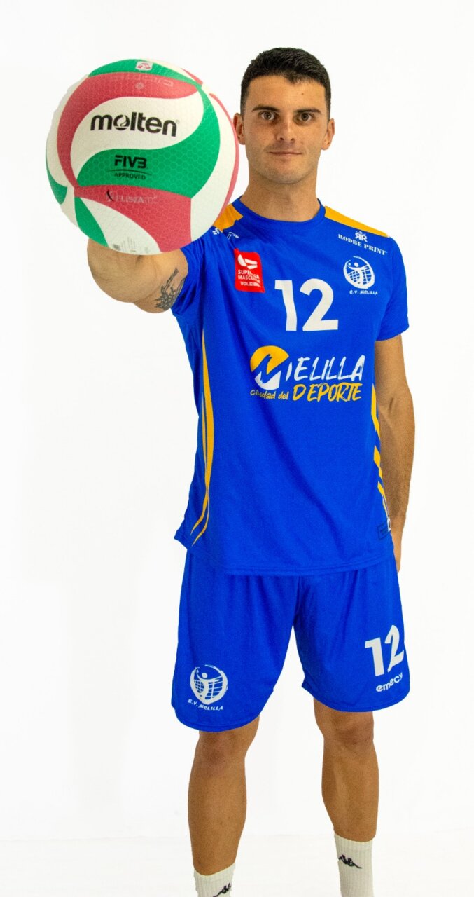 Aurelio Rodríguez sosteniendo un balón de voleibol en uniforme del Club Voleibol Melilla