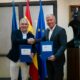 Dos hombres estrechando manos tras firmar un convenio en Melilla