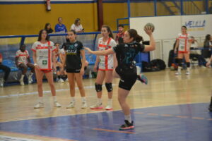 Jugadora de balonmano lanzando el balón durante un partido