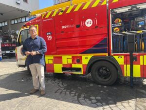 Consejero de Seguridad Ciudadana junto a un camión de bomberos en Melilla