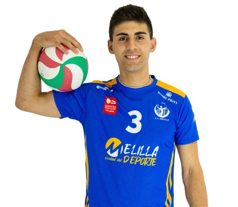 Lucas Malaber sosteniendo un balón de voleibol con una sonrisa