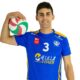 Lucas Malaber sosteniendo un balón de voleibol con una sonrisa