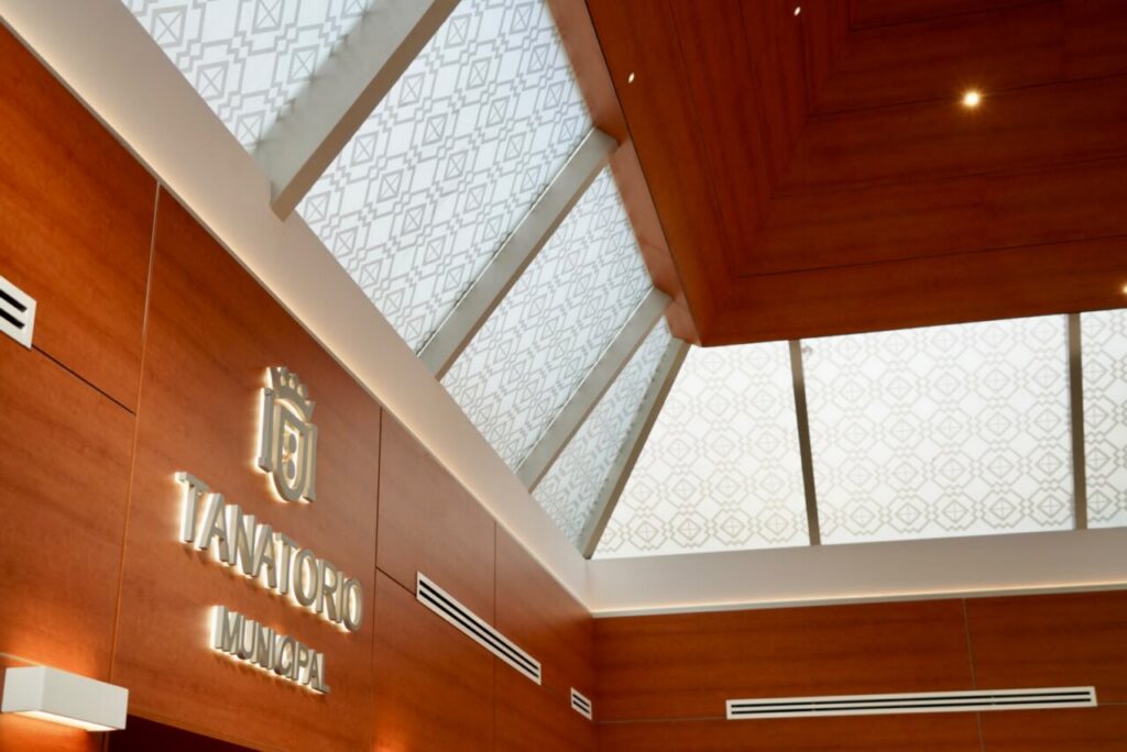 Interior del tanatorio municipal de Melilla con diseño moderno y luminoso