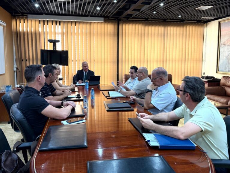 Reunión sobre licencias urbanísticas en Melilla con varios profesionales