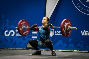 Salma Tahiri levantando pesas en una competición de halterofilia