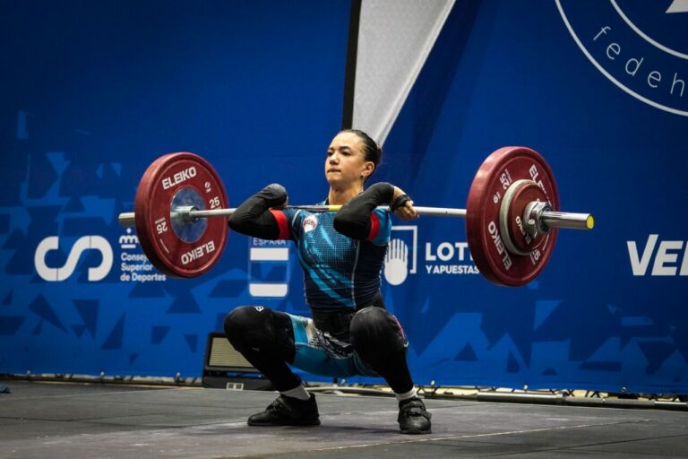 Salma Tahiri levantando pesas en una competición de halterofilia