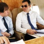 Pedro Sánchez y José Manuel Albares en un avión oficial discutiendo documentos