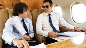 Pedro Sánchez y José Manuel Albares en un avión oficial discutiendo documentos