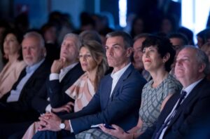 Pedro Sánchez y ministros en un evento, expresando preocupación por declaraciones racistas
