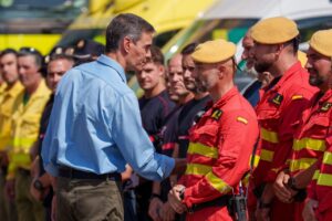 Pedro Sánchez conversando con bomberos tras incendio en Los Gallardos
