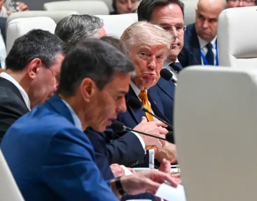 Pedro Sánchez y Donald Trump en una cumbre de la OTAN