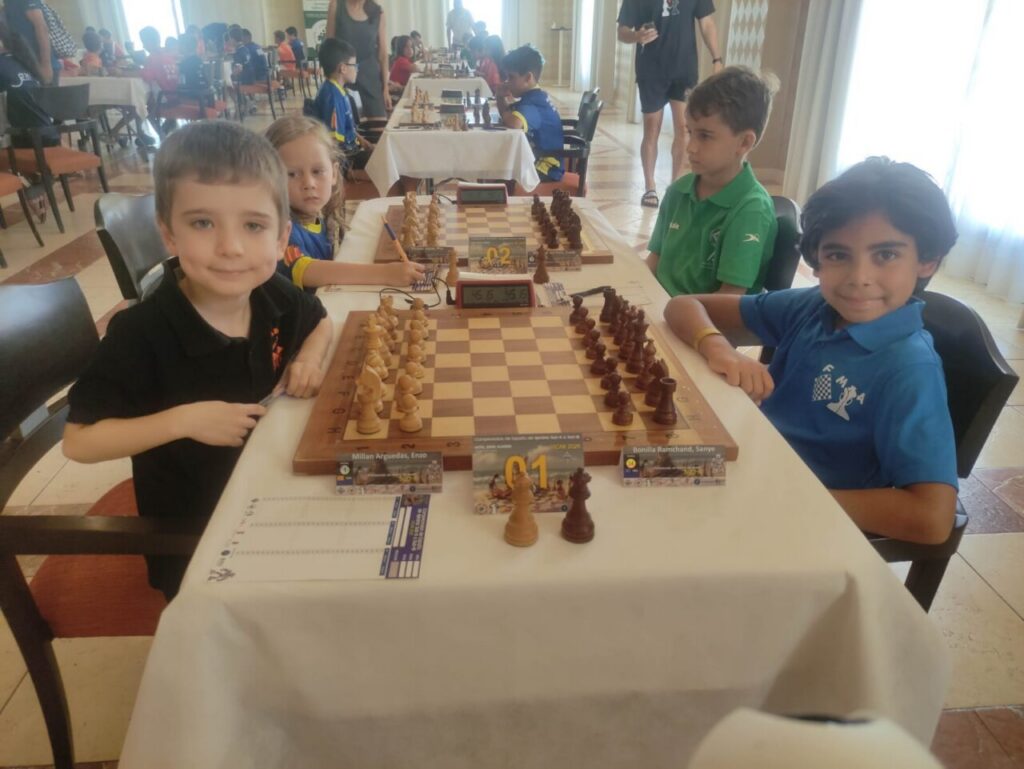 Niños jugando ajedrez en el Campeonato de España Sub-8